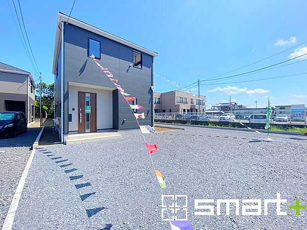 ~ゆとりあるカースペース~ ・セカンドカーや来客時にも困らないカースペース2台分。物置や駐輪スペースなどにも利用できますね。 ・カーポートなどのオプションもお気軽にご相談くださいませ。