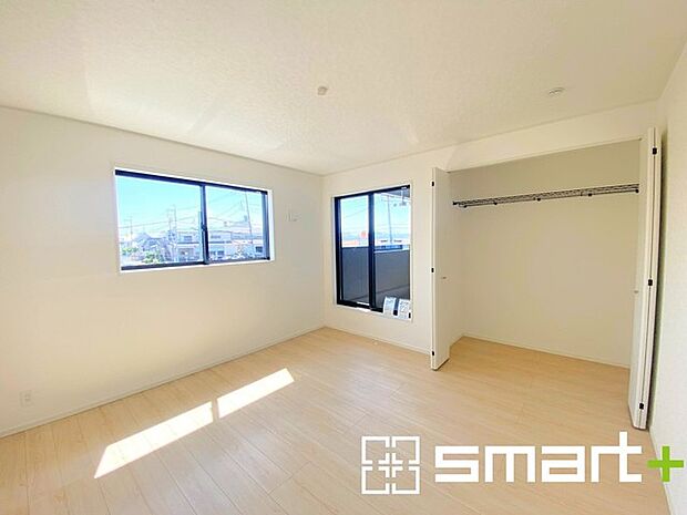 ~明るく暖かな光が差し込む洋室~ ・大きな窓からたっぷりの光が舞い込み、お部屋全体を優しく包み込んでくれます。 ・収納付きなので整理整頓しやすく、生活空間が広がりますね。