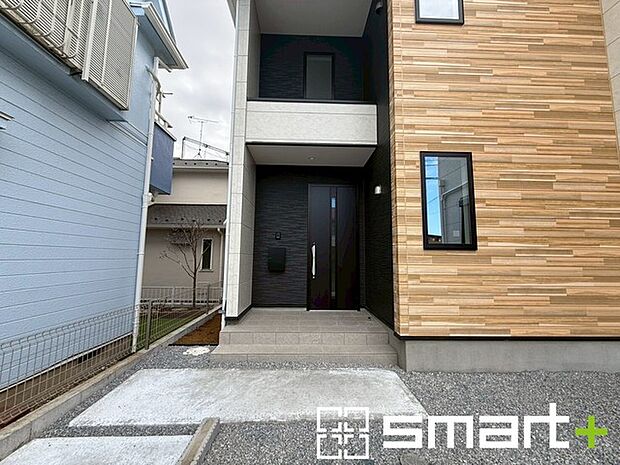 〜お住まいの顔「玄関」〜 ・玄関ドアの上にはもちろん軒がございますので、雨の日でも濡れずに鍵の開閉が可能です。 ・鍵は防犯性に優れたディンプルキーを採用。 