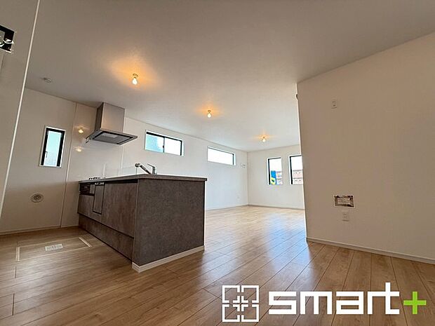 〜リビングイン階段を採用〜 ・リビングイン階段なので2階へ行く際、降りる際に必ずリビングを通る「ご家族の顔が見える」仕様。 ・家族の距離が近づく間取となっております。 