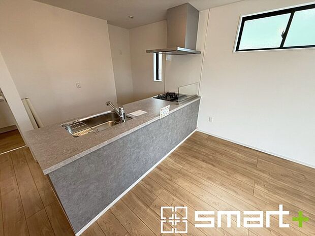 ~人気のカウンターキッチン~ ・キッチンには余計な柱が無いので、リビングが見渡せ開放感のある造りとなっております。 ・蛇口には浄水器が内蔵されるなど機能面でも優れたキッチンです。