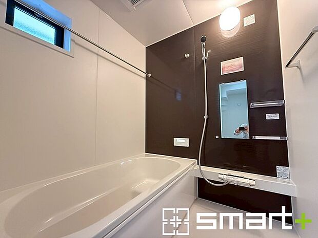 〜暖房乾燥機付きの浴室〜 ・ヒートショック対策にもなる浴室暖房を標準装備。冬場でも暖かくしてからご入浴が可能です。 ・もちろん乾燥機も付いておりますので、雨の日でも洗濯物を干せますよ。 