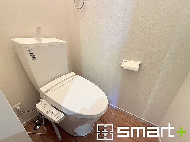 〜やはり便利なタンク式トイレ〜 ・最近はタンクレストイレもございますが、タンク式の場合は停電時もお水を流すことが可能。 ・故障時なども比較的費用が安くなるなど、メリットが多くなります。 