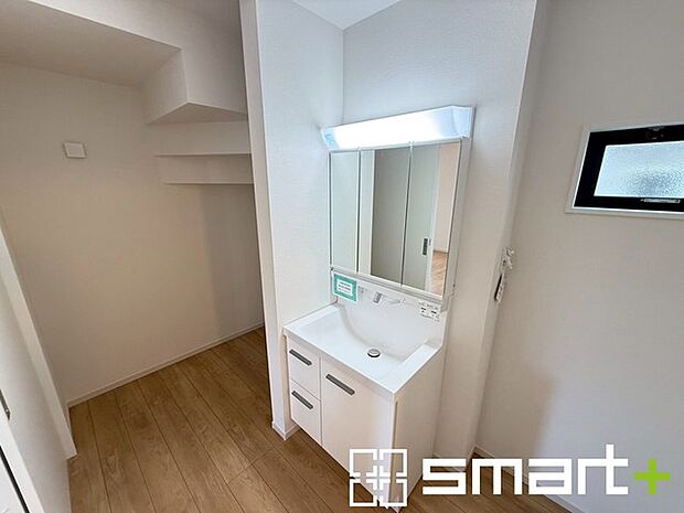 ~シャワー付き洗面台を採用~ ・洗面台の蛇口がホースで伸びシャワーとしてご利用可能。 ・朝の寝ぐせ直しなどにシャワーを使いたい時、洗面台の掃除をする際にも便利にお使いいただけますよ。