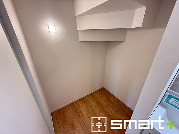 〜余裕のある広さの洗面スペース〜 ・洗面スペースを大きめに取る事でリネン置場などにも困らず、洗濯なども楽々行っていただけます。 ・洗面が広い物件は意外と少ないので、ぜひご覧くださいませ。 