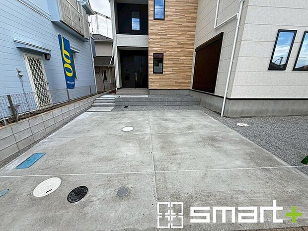 ~駐車場は3台分ご用意~ ・駐車場は3台分ございますので、車通勤の方や複数台お持ちの方にもお勧めのお住まいです。 ・ご来客の際も安心の余裕の敷地です。