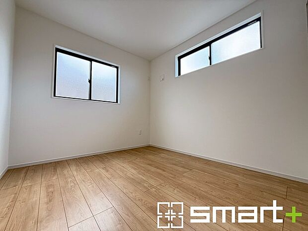 ~自然な風合いの洋室~ ・ナチュラルな色彩で纏められた洋室は家具のコーディネートもしやすくなっております。 ・どんな家具にするか考えるだけでも楽しくなってきますね。