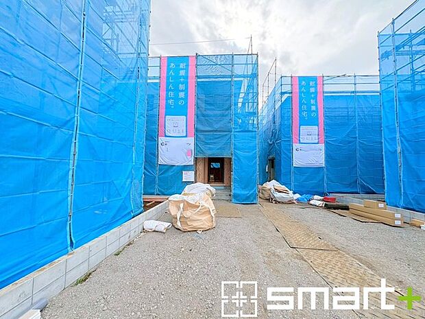 〜ベタ基礎でしっかりとした土台〜 ・コンクリートの中に鉄筋を配し強度を高めた「ベタ基礎」を採用。 ・しっかりとした土台を造ったうえで、その上に建物が築造されていきます。