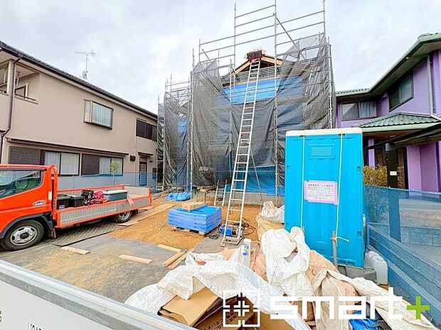 ~ベタ基礎でしっかりとした土台~ ・コンクリートの中に鉄筋を配し強度を高めた「ベタ基礎」を採用。 ・しっかりとした土台を造ったうえで、その上に建物が築造されていきます。