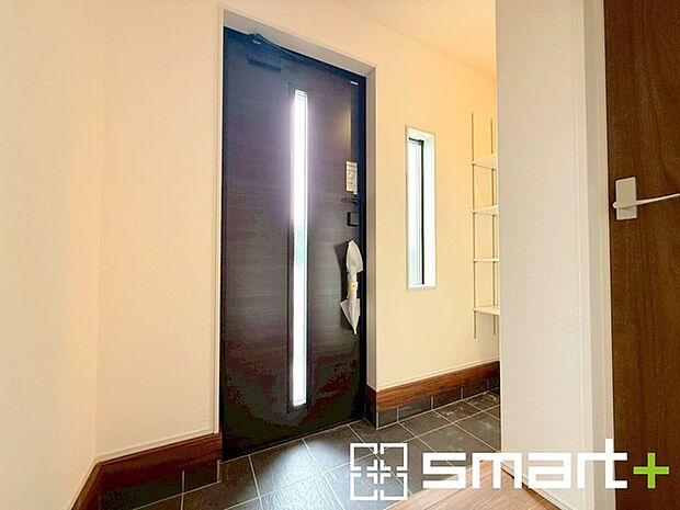 ~シューズインクロークのある玄関~ ・玄関横にシューズインクロークをご用意。 ・追加の靴置きとしてはもちろん、スキー・ゴルフなど趣味の用具の置場としてもご利用いただけます。