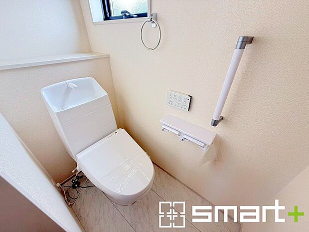 ~小窓付きの明るいトイレ~ ・使用後や掃除の際には新鮮な空気を取り込み換気ができます。 ・背面のスペースにちょっとした棚を設置すれば、トイレットペーパーのストックなども置けますね。