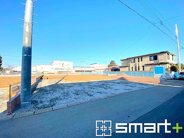 ~閑静な住宅街の立地~ ・周辺は閑静な住宅街となっておりますので、静かな暮らしをご実現いただけます。 ・前面道路の交通量も多くないので、小さなお子様がいるご家庭でもご安心ですね。