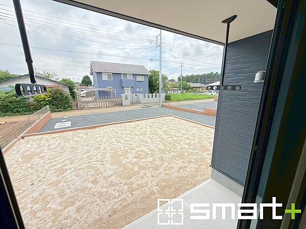 ~お庭もある余裕の敷地~ ・広々した敷地にはお庭もご用意。お庭があるだけで余裕を感じますね。 ・防草シートや人工芝の敷設などのオプションもお気軽にご相談くださいませ。
