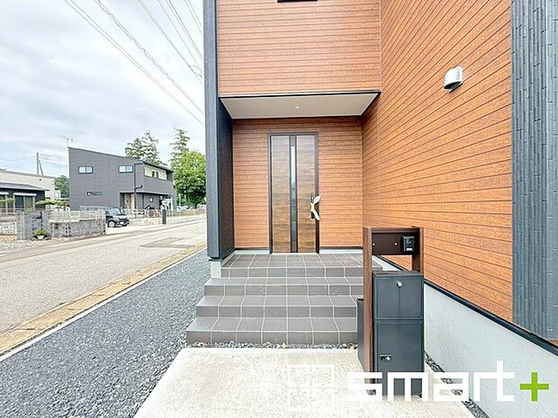 ~お住まいの顔「玄関」~ ・玄関ドアの上には軒があるので、雨の日でも濡れずに鍵の開閉が可能です。 ・モニター付きインターフォンで来客時には誰が来たかすぐにわかり、防犯面も安心です。