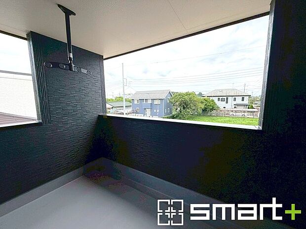 ~屋根付きのバルコニー~ ・バルコニーは屋根付きなので急な雨でも安心です。 ・奥行きもあるので洗濯物が干しやすいのも嬉しいポイントですね。