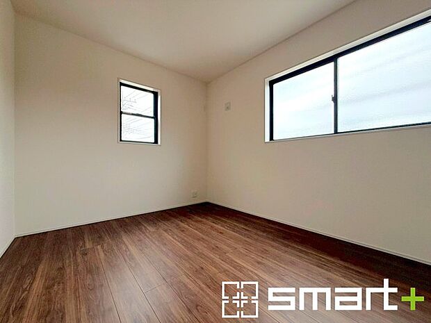 ~2面採光の明るいお部屋~ ・洋室は2面採光とする事で穏やかな陽の入る明るい空間となっております。 ・くつろぎのプライベート時間を明るい空間で穏やかにお過ごしいただけます。