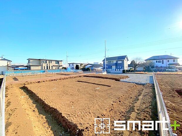 ~ベタ基礎でしっかりとした土台~ ・コンクリートの中に鉄筋を配し強度を高めた「ベタ基礎」を採用。 ・しっかりとした土台を造ったうえで、その上に建物が築造されていきます。