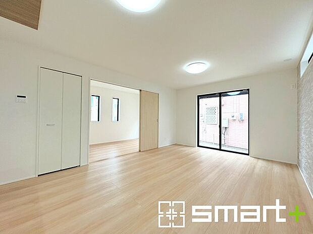 ~余裕の空間が広がるLDK~ ・16帖あるLDKはご家族団らんのお時間を余裕の広さで演出してくれます。 ・ご内覧の際は家具の配置などもイメージしながらご覧くださいませ。