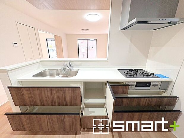 ~人気のカウンターキッチン~ ・キッチンには余計な柱が無いので、リビングが見渡せ開放感のある造りとなっております。 ・蛇口には浄水器が内蔵されるなど機能面でも優れたキッチンです。