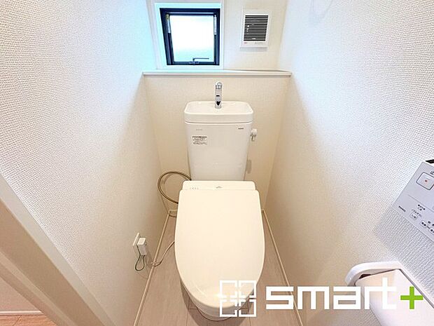 ~やはり便利なタンク式トイレ~ ・最近はタンクレストイレもございますが、タンク式の場合は停電時もお水を流すことが可能。 ・故障時なども比較的費用が安くなるなど、メリットが多くなります。