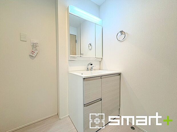 ~人気の三面鏡を採用~ ・洗面台は三面鏡仕様なので鏡の角度を変える事で頭の後ろの方までご確認可能です。 ・鏡の裏が収納になっておりますので、洗面台周りもスッキリと片付きます。