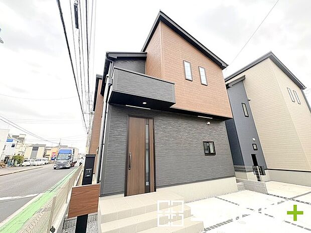 ~モダンな印象を与える外観~ ・シックな色彩の2トーンカラーを採用する事でモダンでお洒落な印象の外観となっております。 ・毎日家に帰ってくることが誇らしくなる高級感のある仕様。