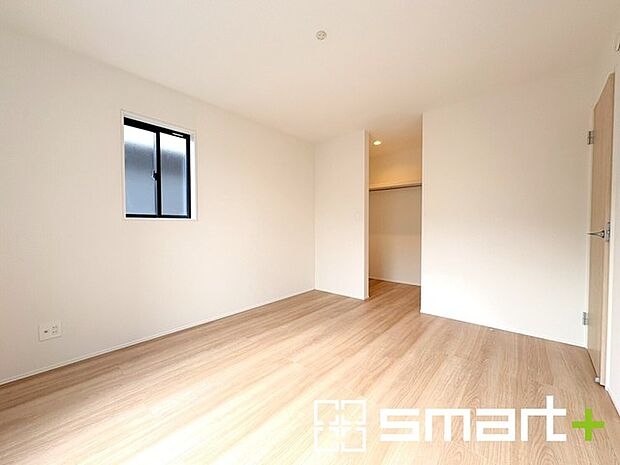 ~ウォークインクローゼットのあるお部屋~ ・人気のウォークインクローゼットをご用意。季節物や趣味の道具などもスッキリと収納が可能です。 ・最近流行りの収納術などもぜひご活用くださいませ。