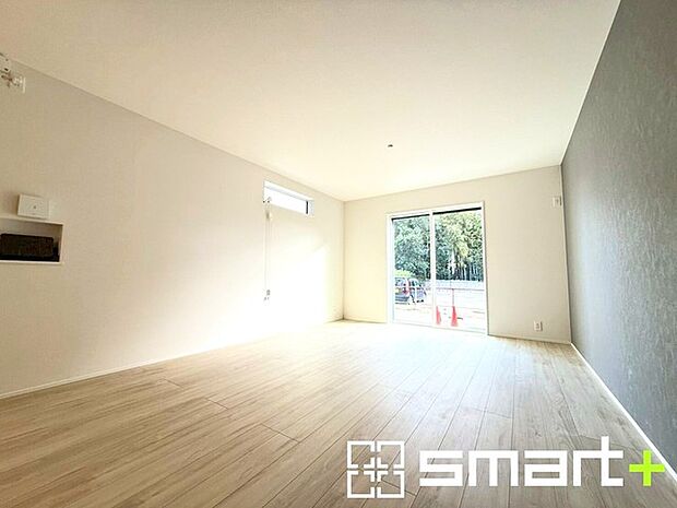 ~穏やかな陽の入るLDK~ ・大きな窓のあるLDKは陽当りも良好で明るい空間となっております。 ・ご家族団らんなど過ごす時間の多いLDKが明るいのは嬉しいポイントですね。