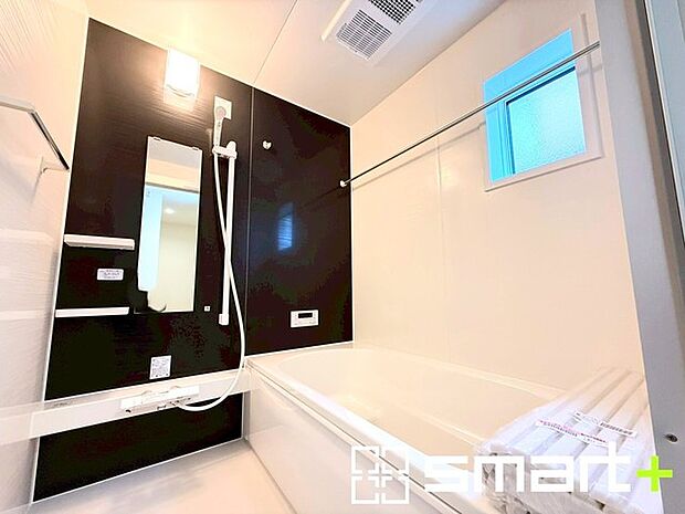 ~浴室乾燥機付きの浴室~ ・浴室には乾燥機が付いているので雨の日でも洗濯物を干すことが可能です。 ・水はけの良い床材など機能面も充実。マイクロバルなどオプションもご相談くださいませ。