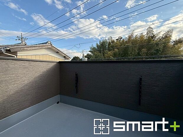 ~奥行きのあるバルコニーを採用~ ・お客様から意外にご要望が多い「バルコニーの奥行き」。 ・奥行きのあるバルコニーを採用しておりますので、洗濯物も干しやすい造りです。