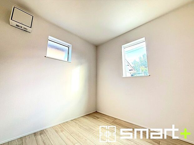 ~2面採光の明るいお部屋~ ・洋室は2面採光とする事で穏やかな陽の入る明るい空間となっております。 ・くつろぎのプライベート時間を明るい空間で穏やかにお過ごしいただけます。