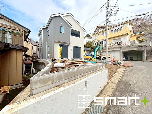 ~ベタ基礎でしっかりとした土台~ ・コンクリートの中に鉄筋を配し強度を高めた「ベタ基礎」を採用。 ・しっかりとした土台を造ったうえで、その上に建物が築造されていきます。