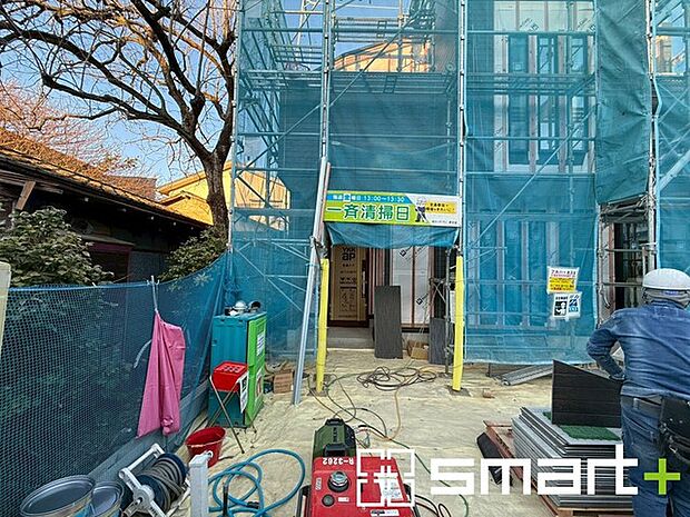 ~ベタ基礎でしっかりとした土台~ ・コンクリートの中に鉄筋を配し強度を高めた「ベタ基礎」を採用。 ・しっかりとした土台を造ったうえで、その上に建物が築造されていきます。