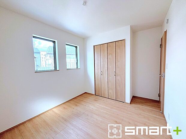 ～収納豊富な洋室～ ・各居室に備え付けの収納をご用意。タンスなどを置く場合と比べ出っ張らないので部屋の中を有効のご活用いただけます。 ・収納の広さなどぜひ現地でご確認くださいませ。 