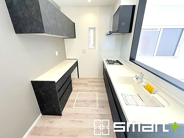 ~収納も豊富なキッチン~ ・キッチンスペースにはカップボードを標準装備。吊戸棚と併せて収納が豊富になっておりますので、散らかりやすいキッチン周りがスッキリと片付きます。