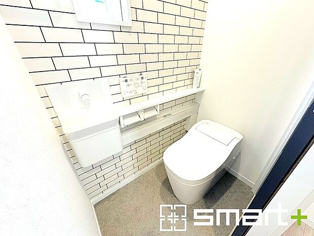 ~やはり便利なタンク式トイレ~ ・最近はタンクレストイレもございますが、タンク式の場合は停電時もお水を流すことが可能。 ・故障時なども比較的費用が安くなるなど、メリットが多くなります。