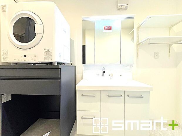 ~人気の三面鏡を採用~ ・洗面台は三面鏡仕様なので鏡の角度を変える事で頭の後ろの方までご確認可能です。 ・鏡の裏が収納になっておりますので、洗面台周りもスッキリと片付きます。