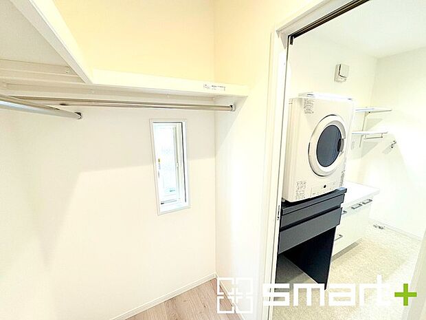 ~便利なファミリークローク~ ・コートなど上着、ゴルフ・スキーなど趣味の用具、ブーツなどかさばる靴、などなどお好きなものを収納いただけるファミリークロークをご用意。ぜひご体感くださいませ。