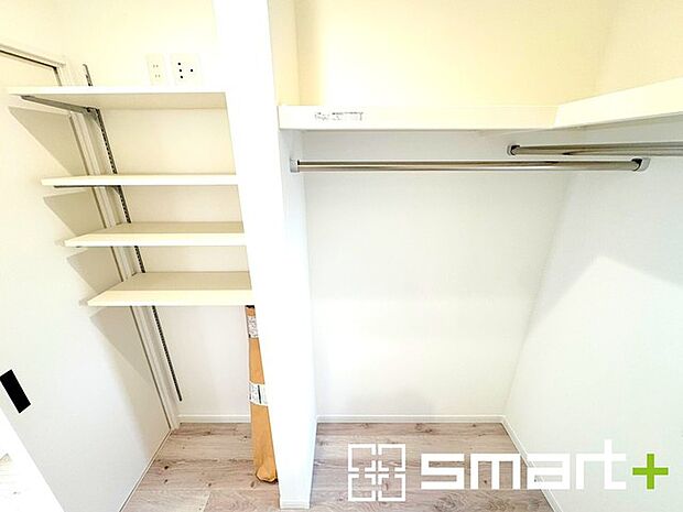 ~便利なウォークスルークローゼット~ ・コートなど上着、ゴルフ・スキーなど趣味の用具、ブーツなどかさばる靴、などお好きなものを収納いただけるウォークスルークローゼットをご用意。