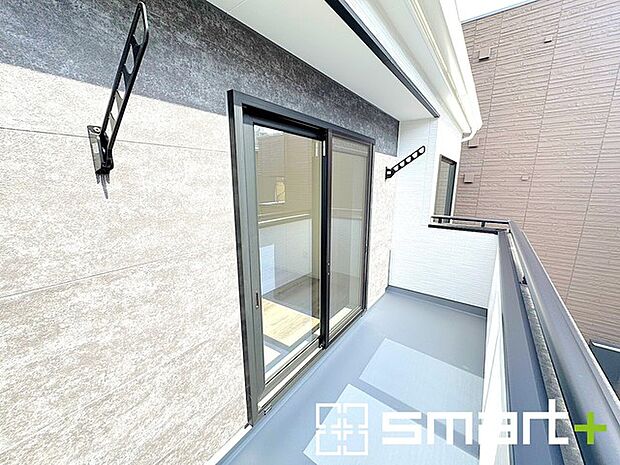 ~洗濯物も干しやすいバルコニー~ ・バルコニーには物干し竿受けが標準装備されております。 ・テラス屋根等のオプションもお気軽にご相談くださいませ。