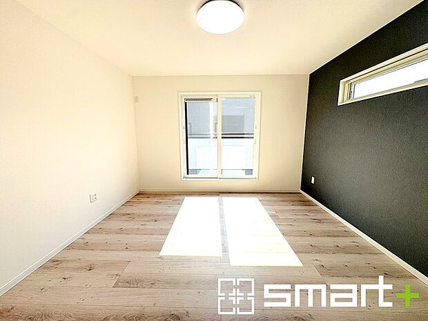 ~2面採光の明るいお部屋~ ・洋室は2面採光とする事で穏やかな陽の入る明るい空間となっております。 ・くつろぎのプライベート時間を明るい空間で穏やかにお過ごしいただけます。