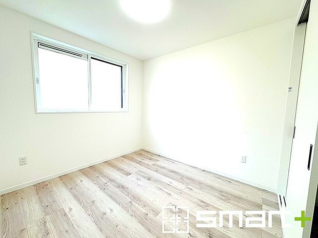 ~自然な風合いの洋室~ ・ナチュラルな色彩で纏められた洋室は家具のコーディネートもしやすくなっております。 ・どんな家具にするか考えるだけでも楽しくなってきますね。