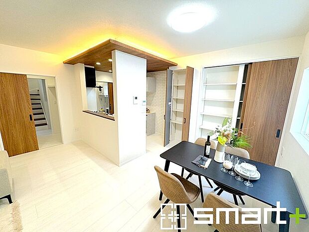 ~リビング収納のあるプラン~ ・意外と少ないリビング収納をしっかりとご用意。 ・掃除機や買い溜めしたティッシュ、トイレットペーパーなど様々なものが収納可能です。