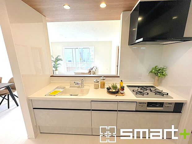 ~人気のカウンターキッチン~ ・キッチンは人気のカウンタータイプを採用。「ご家族の顔が見える」造りです。 ・蛇口に浄水器が内蔵されているなど機能面でも優れた仕様です。