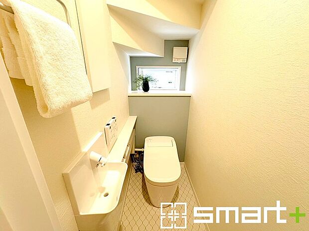 ~やはり便利なタンク式トイレ~ ・最近はタンクレストイレもございますが、タンク式の場合は停電時もお水を流すことが可能。 ・故障時なども比較的費用が安くなるなど、メリットが多くなります。