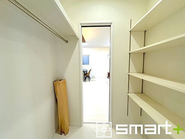 ~便利なファミリークローク~ ・コートなど上着、ゴルフ・スキーなど趣味の用具、ブーツなどかさばる靴、などなどお好きなものを収納いただけるファミリークロークをご用意。ぜひご体感くださいませ。