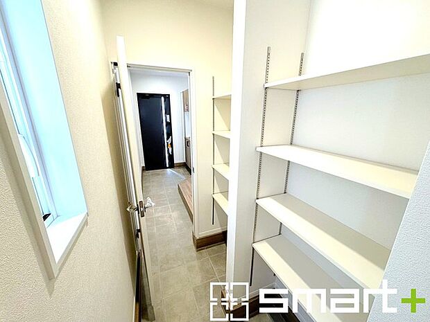 ~シューズインクロークのある玄関~ ・玄関横にシューズインクロークをご用意。 ・追加の靴置きとしてはもちろん、スキー・ゴルフなど趣味の用具の置場としてもご利用いただけます。