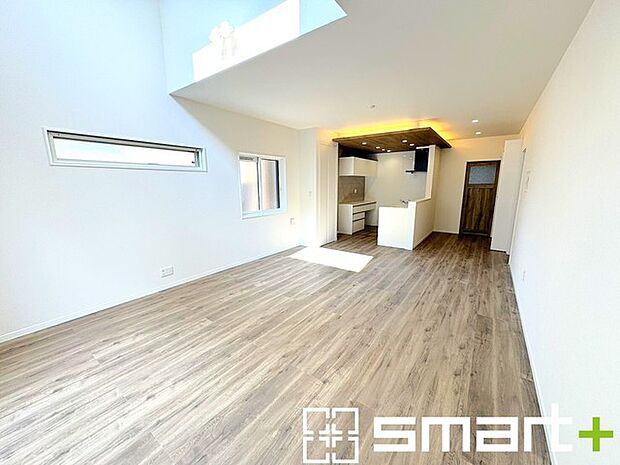 ~ナチュラルな色彩のLDK~ ・自然な風合いの色味で纏められたLDKは家具のコーディネートもしやすくなっております。 ・どんなインテリアにするか、考えるだけでも楽しくなりますね。