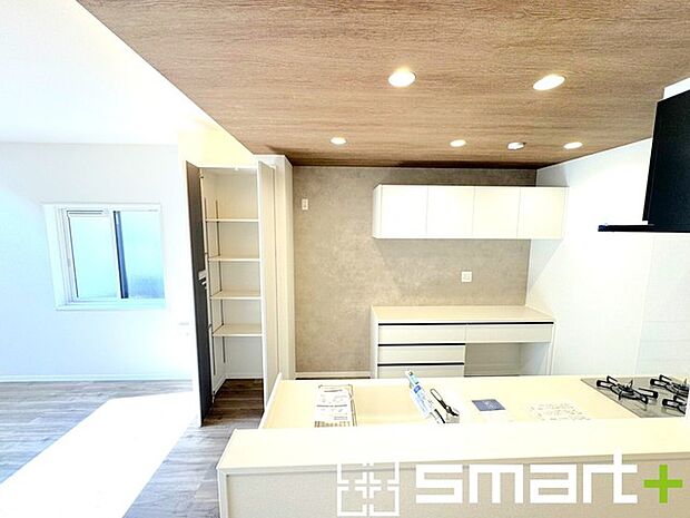 ~収納も豊富なキッチン~ ・キッチンスペースにはカップボードを標準装備。吊戸棚と併せて収納が豊富になっておりますので、散らかりやすいキッチン周りがスッキリと片付きます。