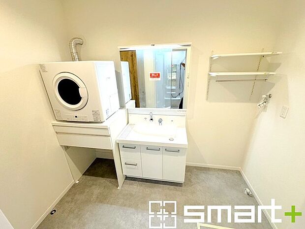 ~余裕のある広さの洗面スペース~ ・洗面スペースを大きめに取る事でリネン置場などにも困らず、洗濯なども楽々行っていただけます。 ・洗面が広い物件は意外と少ないので、ぜひご覧くださいませ。